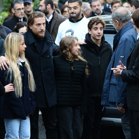 Giulia Sarkozy, Jean Sarkozy, Lola Sarkozy, Solal Sarkozy, Guillaume Sarkozy, Aurélien Enthoven - Le clan Sarkozy à la sortie du domicile de Nicolas Sarkozy domicile parisien avant son incarcération à la prison de La Santé à Paris, France, le 21 octobre 2025. Nicolas Sarkozy purgera une peine de cinq ans de prison après avoir été reconnu coupable d'association de malfaiteurs en lien avec un projet de financement de la campagne électorale de 2007 de l'ancien dictateur libyen Mouammar Kadhafi. Nicolas Sarkozy, qui a connu de nombreux ennuis judiciaires depuis sa défaite à la réélection en 2012, sera incarcéré le 21 octobre 2025 pour un projet visant à obtenir des fonds libyens pour sa campagne présidentielle victorieuse de 2007, devenant ainsi le premier ancien dirigeant d'un pays de l'Union européenne à purger une peine de prison. L'ancien dirigeant français a fait appel du verdict et dénoncé une "injustice". © Bestimage