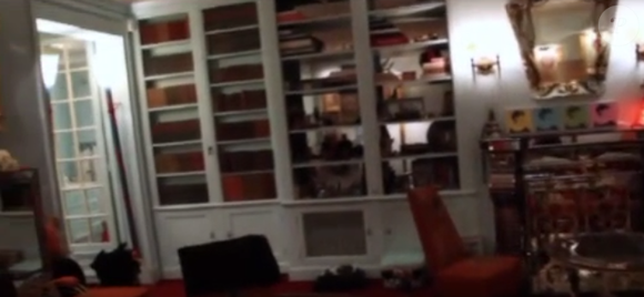 Visite guidée de l'appartement de Thierry Ardisson, situé au 214 rue de Rivoli dans le 1er arrondissement de Paris.