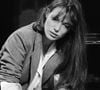 À bord, Jane Birkin imagine ce modèle fonctionnel avec le président de la maison, Jean-Louis Dumas.

Archives - En France, à Paris, portrait de Jane Birkin sur le plateau de l'émission "Passez donc me voir". Le 1er octobre 1979.

© Gérard Letellier via Bestimage