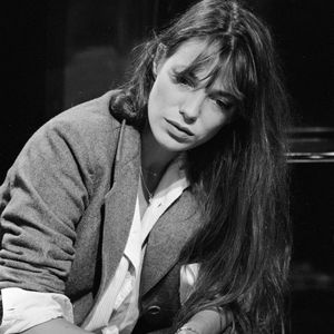 À bord, Jane Birkin imagine ce modèle fonctionnel avec le président de la maison, Jean-Louis Dumas.
Archives - En France, à Paris, portrait de Jane Birkin sur le plateau de l'émission "Passez donc me voir". Le 1er octobre 1979.
© Gérard Letellier via Bestimage