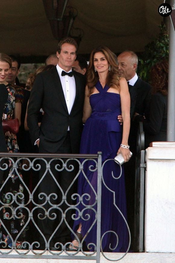 Parmi les chanceux ayant assisté à l'échange d'alliances et aux festivités dans la Cité des Doges, l'ex top Cindy Crawford... 

George Clooney et ses invités se rendent en bateau-taxi à la réception de mariage secrète organisée à Venise, en Italie, à l'occasion de son mariage avec Amal Alamuddin. Parmi les invités figuraient Bill Murray, Anna Wintour, Bono, Matt Damon, Cindy Crawford et Randy Gerber. Venise, Italie, samedi 27 septembre 2014. Crédit Pacific Coast News/ABACA