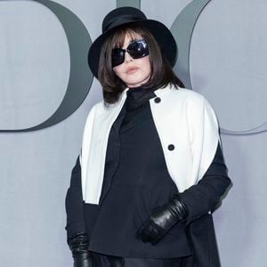 L’actrice incarne Béatrice, une matriarche mystérieuse qu’elle a voulu montrer avec des cheveux poivre et sel, pour refléter l’âge réel du personnage. 

Isabelle Adjani au photocall du défilé Christian Dior Mode Féminine Prêt-À-Porter Automne/Hiver 2025-2026 lors de la Fashion Week de Paris (PFW), à Paris, France, le 4 mars 2025. © Olivier Borde/Bestimage