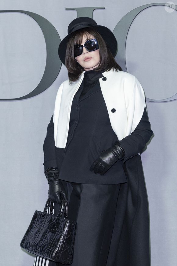 L’actrice incarne Béatrice, une matriarche mystérieuse qu’elle a voulu montrer avec des cheveux poivre et sel, pour refléter l’âge réel du personnage. 

Isabelle Adjani au photocall du défilé Christian Dior Mode Féminine Prêt-À-Porter Automne/Hiver 2025-2026 lors de la Fashion Week de Paris (PFW), à Paris, France, le 4 mars 2025. © Olivier Borde/Bestimage
