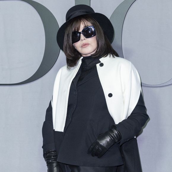 L’actrice incarne Béatrice, une matriarche mystérieuse qu’elle a voulu montrer avec des cheveux poivre et sel, pour refléter l’âge réel du personnage. 

Isabelle Adjani au photocall du défilé Christian Dior Mode Féminine Prêt-À-Porter Automne/Hiver 2025-2026 lors de la Fashion Week de Paris (PFW), à Paris, France, le 4 mars 2025. © Olivier Borde/Bestimage
