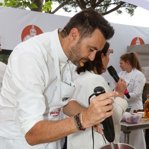Les Chefs à Saint-Tropez fêtent les producteurs 2025 - Inauguration de la 5e édition,  les Chefs et les producteurs se retrouvent sur la place des Lices à Saint-Tropez, le 3 mai 2025. Le chef Cyril Lignac fait une démonstration de Pâtisserie. ©Jean-Marc Lhomer / Bestimage.