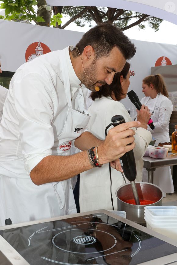 Les Chefs à Saint-Tropez fêtent les producteurs 2025 - Inauguration de la 5e édition,  les Chefs et les producteurs se retrouvent sur la place des Lices à Saint-Tropez, le 3 mai 2025. Le chef Cyril Lignac fait une démonstration de Pâtisserie. ©Jean-Marc Lhomer / Bestimage.