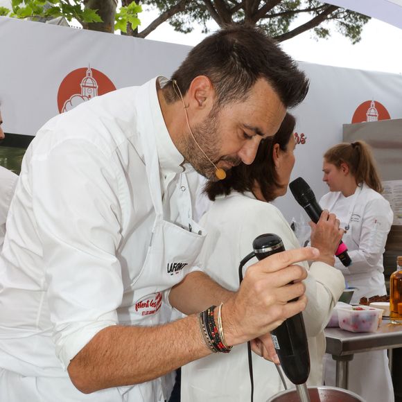 Les Chefs à Saint-Tropez fêtent les producteurs 2025 - Inauguration de la 5e édition,  les Chefs et les producteurs se retrouvent sur la place des Lices à Saint-Tropez, le 3 mai 2025. Le chef Cyril Lignac fait une démonstration de Pâtisserie. ©Jean-Marc Lhomer / Bestimage.