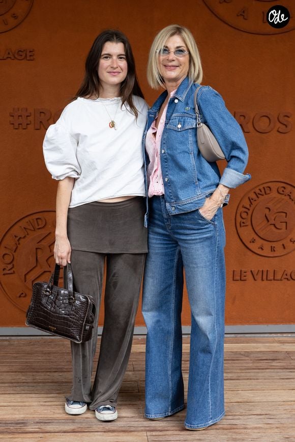 Michèle Laroque et sa mère Oriane Deschamps au village lors des Internationaux de France de Tennis de Roland Garros 2026. Paris, le 2 juin 2026. 
© Jacovides-Moreau / Bestimage