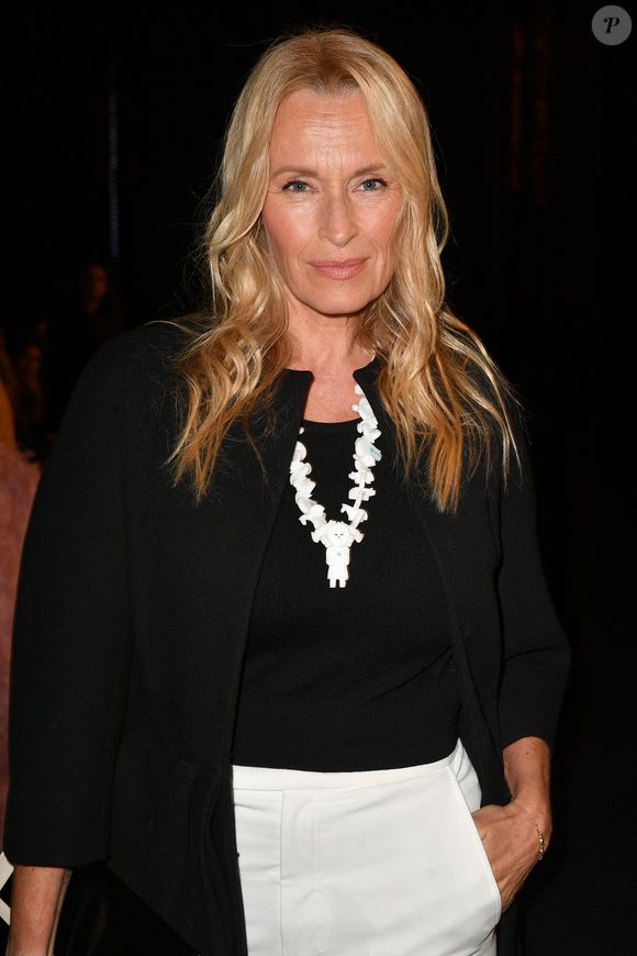 Estelle Lefébure - Front row du défilé "Walk Your Worth" By L'Oreal à l'Ecole Militaire lors de la fashion week PAP femme printemps / été 2023 le 2 octobre 2022.
© Veeren / Clovis / Bestimage