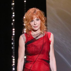 avec le panache qu'on lui connaît

Mylène Farmer - Cérémonie d'ouverture du 74ème Festival International du Film de Cannes. Le 6 juillet 2021
© Borde-Jacovides-Moreau / Bestimage