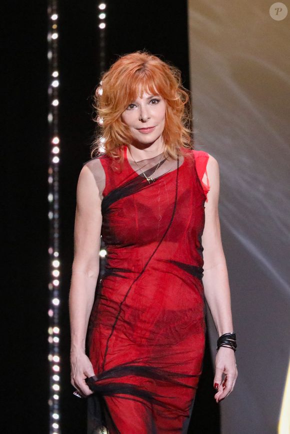 avec le panache qu'on lui connaît

Mylène Farmer - Cérémonie d'ouverture du 74ème Festival International du Film de Cannes. Le 6 juillet 2021
© Borde-Jacovides-Moreau / Bestimage
