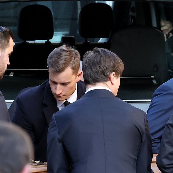 Le cercueil de Jean-Marie Le Pen porté par deux de ses petits-fils - Arrivées des membres de la famille Le Pen aux obsèques de Jean-Marie Le Pen en l'église Saint-Joseph à la Trinité-sur-Mer  le 11 juillet 2025. © Dominique Jacovides / Guillaume Collet / Bestimage