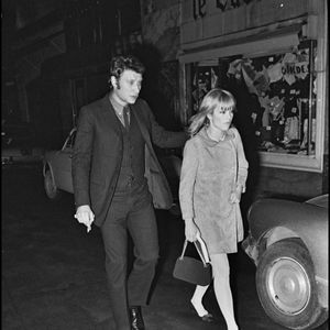 Non, elle devrait incarner Sylvie Vartan

Archives - Johnny Hallyday et Sylvie Vartan marchant dans Paris en 1967. (Bestimage).