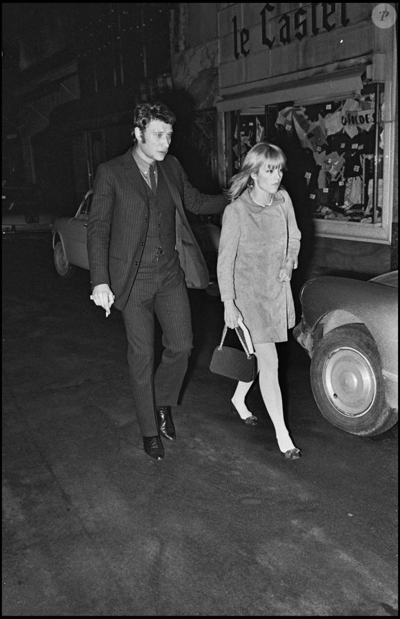 Non, elle devrait incarner Sylvie Vartan

Archives - Johnny Hallyday et Sylvie Vartan marchant dans Paris en 1967. (Bestimage).