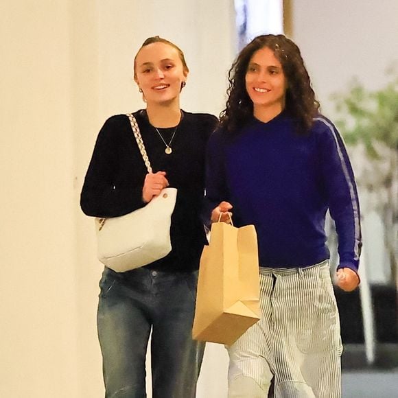 Ce 30 juillet 2025, Lily-Rose Depp et sa compagne, l’artiste américaine 070 Shake, ont été photographiées quittant le restaurant E Baldi à Beverly Hills...

EXCLUSIF Beverly Hills, Californie   Lily-Rose Depp et sa petite amie, 070 Shake, ont été aperçues en train de s'embrasser à la sortie d'un dîner romantique au restaurant E Baldi à Beverly Hills.