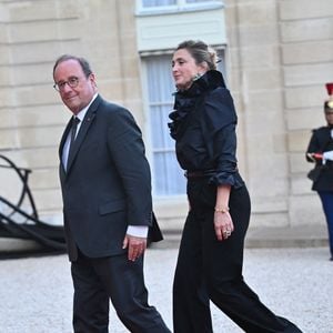 où les regards se sont portés sur l'actrice et ses bijoux spectaculaires.

François Hollande et Julie Gayet - Dîner d'état de l'Elysée pour le président sud-coréen Lee Jae Myung le 8 septembre 2026 © Christian Liewig/Bestimage