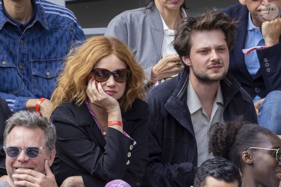 Il n'y a pas si longtemps, c'est à Los Angeles que Marine Delterme et Florian Zeller étaient installés. 

Marine Delterme et son fils Gabriel Ecoffey - Célébrités dans les tribunes des internationaux de France de Roland Garros à Paris le 30 mai 2022. © Cyril Moreau - Dominique Jacovides/Bestimage