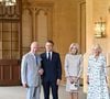 Parade militaire, banquet royal et moment solennel sur la tombe d’Elizabeth II ont marqué ce déplacement diplomatique hautement symbolique.
Déambulation d'Emmanuel Macron, président de la République Française, et de la Première dame Brigitte Macron, dans les jardins du château de Windsor avec le roi Charles III d'Angleterre et Camilla Parker Bowles, reine consort, le 9 juillet 2025.
© Jeanne Accorsini / Pool / Bestimage