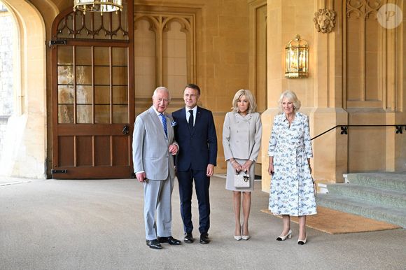 Parade militaire, banquet royal et moment solennel sur la tombe d’Elizabeth II ont marqué ce déplacement diplomatique hautement symbolique.

Déambulation d'Emmanuel Macron, président de la République Française, et de la Première dame Brigitte Macron, dans les jardins du château de Windsor avec le roi Charles III d'Angleterre et Camilla Parker Bowles, reine consort, le 9 juillet 2025. 
© Jeanne Accorsini / Pool / Bestimage