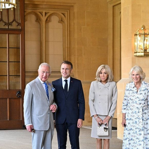 Parade militaire, banquet royal et moment solennel sur la tombe d’Elizabeth II ont marqué ce déplacement diplomatique hautement symbolique.

Déambulation d'Emmanuel Macron, président de la République Française, et de la Première dame Brigitte Macron, dans les jardins du château de Windsor avec le roi Charles III d'Angleterre et Camilla Parker Bowles, reine consort, le 9 juillet 2025. 
© Jeanne Accorsini / Pool / Bestimage