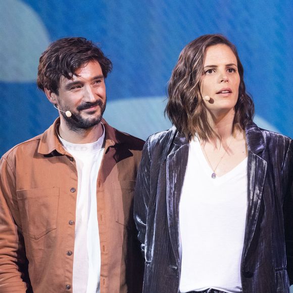 Exclusif - Jeremy Frerot et Laure Manaudou - Surprises - Enregistrement de l'émission "La Chanson secrète 11" à Paris, diffusée le 24 juin sur TF1. 
Après le succès des précédentes éditions, « LA CHANSON SECRETE », présentée par N.Aliagas et produite par DMLS TV, revient sur TF1.
8 artistes ne savent rien de ce qui va se passer pour eux !
Ils ont accepté de jouer le jeu, de se laisser totalement surprendre, émouvoir, parfois même déstabiliser car ils vont découvrir en même temps que les téléspectateurs une surprise : une chanson qui leur est chère revisitée et réinterprétée par un artiste.
 Des mises en scène spectaculaires au service de l’émotion… Et des émotions fortes pour l’artiste assis dans le fauteuil grâce à la venue sur le plateau de proches et d’invités inattendus.
Les téléspectateurs seront aux premières loges pour vivre ces moments d’intimité musicale rare.
Dans ce nouveau numéro, un couple rare en télévision, un chef étoilé, un invité piégé venu pour répéter une surprise à un autre guest sans s'attendre à être lui-même invité dans le fauteuil, des participants exceptionnels tels que le frère d'un guest pour la première fois en France...
© Cyril Moreau / Bestimage