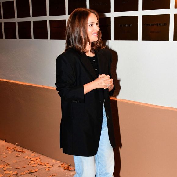 Natalie Portman dévoile sa plaque avec son nom sur le mur de l'Institut Lumière dans le cadre du Festival Lumière de Lyon, mardi 14 octobre 2025.