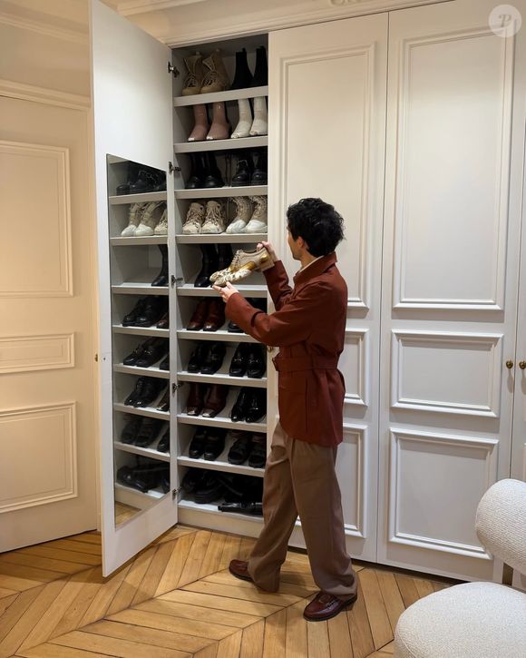 Lythan Cottaz, fils du pilote Didier Cottaz, présente son superbe appartement parisien.