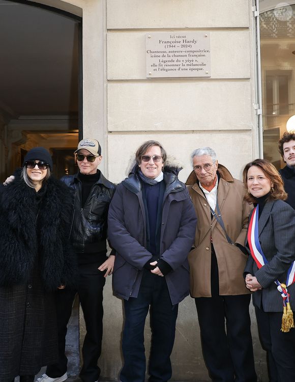Étienne Daho, Thomas Dutronc, Jean-Marie Périer et Delphine Bürkli (maire du 9ème arrondissement de Paris) - Dévoilement d'une plaque commémorative en hommage à Françoise Hardy (veille de ce qui aurait été le 82ème anniversaire) apposée sur la façade du 24 rue d'Aumale à Paris, France, le 16 janvier 2026, où la chanteuse a vécu son enfance et son adolescence jusqu'à ses premiers succès. En présence des élèves du département théâtre et jazz du Conservatoire municipal Nadia et Lili Boulanger. © Coadic Guirec/Bestimage