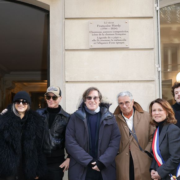 Étienne Daho, Thomas Dutronc, Jean-Marie Périer et Delphine Bürkli (maire du 9ème arrondissement de Paris) - Dévoilement d'une plaque commémorative en hommage à Françoise Hardy (veille de ce qui aurait été le 82ème anniversaire) apposée sur la façade du 24 rue d'Aumale à Paris, France, le 16 janvier 2026, où la chanteuse a vécu son enfance et son adolescence jusqu'à ses premiers succès. En présence des élèves du département théâtre et jazz du Conservatoire municipal Nadia et Lili Boulanger. © Coadic Guirec/Bestimage