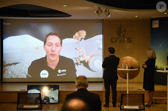 L'astronaute français Thomas Pesquet apparaît sur un écran pour prononcer un discours à côté du président français Emmanuel Macron (C) et de son épouse Brigitte Macron (2e-R) lors d'une visite au Centre national d'études spatiales (CNES) pour assister à l'atterrissage du rover martien Persévérance de la NASA sur la planète Mars, à Paris, le 18 février 2021. Photo par Eliot Blondet/ABACAPRESS.COM