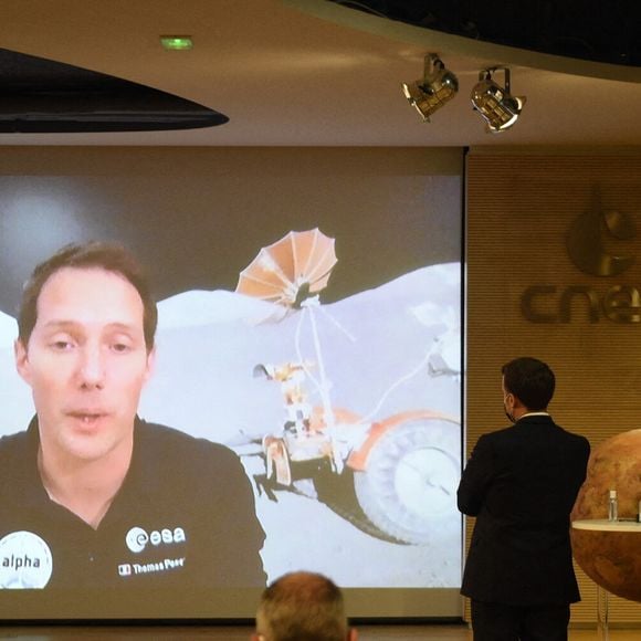 L'astronaute français Thomas Pesquet apparaît sur un écran pour prononcer un discours à côté du président français Emmanuel Macron (C) et de son épouse Brigitte Macron (2e-R) lors d'une visite au Centre national d'études spatiales (CNES) pour assister à l'atterrissage du rover martien Persévérance de la NASA sur la planète Mars, à Paris, le 18 février 2021. Photo par Eliot Blondet/ABACAPRESS.COM