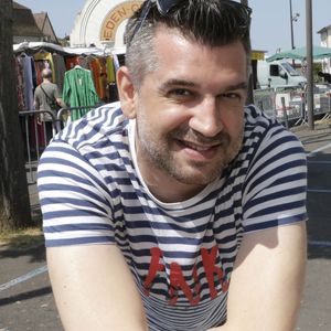 Après quinze ans à pratiquer une activité qui aura véritablement changé sa vie, Mathieu Johann a pris la décision de se mettre en retrait. 

Mathieu Johann - 35ème Salon du livre de Cosne-sur-Loire. Le 27 mai 2023
© Cédric Perrin / Bestimage