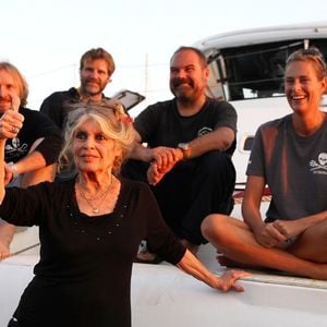 Exclusif - Prix Spécial - No Web No Blog - Brigitte Bardot pose avec l'équipage de Brigitte Bardot Sea Shepherd sur le port de Saint-Tropez, le 26 septembre 2014 ©Philippe Arnassan / Nice Matin / Bestimage