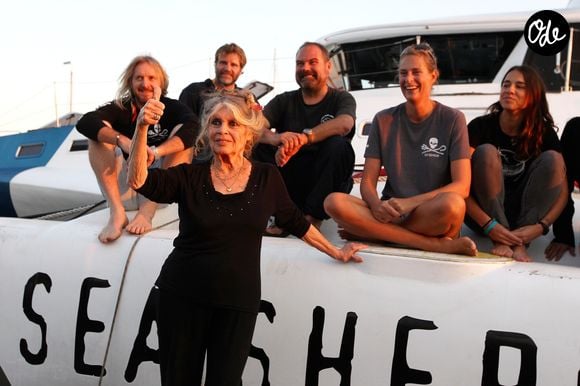 Exclusif - Prix Spécial - No Web No Blog - Brigitte Bardot pose avec l'équipage de Brigitte Bardot Sea Shepherd sur le port de Saint-Tropez, le 26 septembre 2014 ©Philippe Arnassan / Nice Matin / Bestimage