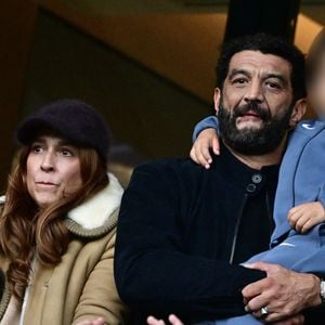 Ramzy Bedia avec sa compagne Marion et son fils en tribunes lors du match de football Ligue 1 Uber Eats opposant le Paris Saint-Germain (PSG) à l'OGC Nice (1-0) au Parc des Princes à Paris, France, le 1er novembre 2025. © Christian Liewig/Bestimage