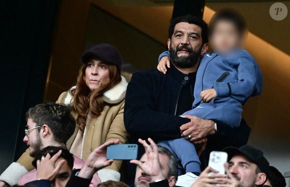 Ramzy Bedia avec sa compagne Marion et son fils en tribunes lors du match de football Ligue 1 Uber Eats opposant le Paris Saint-Germain (PSG) à l'OGC Nice (1-0) au Parc des Princes à Paris, France, le 1er novembre 2025. © Christian Liewig/Bestimage
