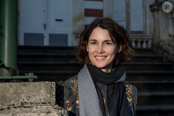 La journaliste et actrice française Églantine Éméyé pose lors d'une séance de portraits au Festival de la télévision de Luchon, à Bagnere de Luchon, dans le sud-ouest de la France, le 9 février 2022. Photo par Daniel Derajinski/Abaca