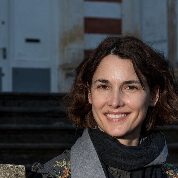 La journaliste et actrice française Églantine Éméyé pose lors d'une séance de portraits au Festival de la télévision de Luchon, à Bagnere de Luchon, dans le sud-ouest de la France, le 9 février 2022. Photo par Daniel Derajinski/Abaca