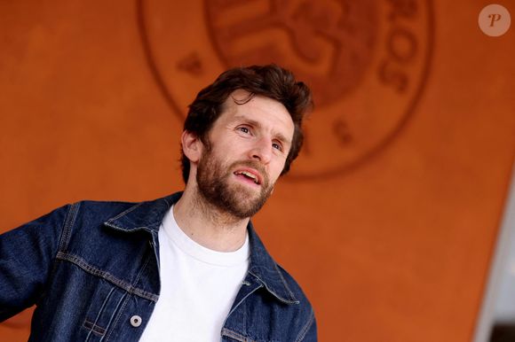 Devant le silence de ses chroniqueurs qui ne parvenaient pas à l'identifier, il a ajouté : "Il est surtout pris par la télévision, je dois dire, et il est humoriste"

Pablo Mira - Célébrités au village des Internationaux de France de tennis de Roland Garros 2024 à Paris le 6 juin 2024. © Jacovides / Moreau / Bestimage