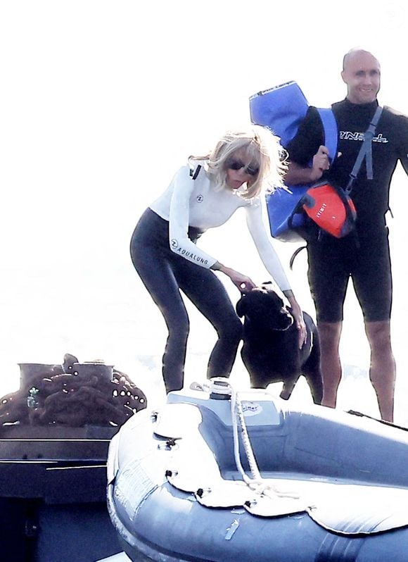 Semi-exclusif - Brigitte Macron profite en solo de son premier jour de vacances au Fort de Brégançon à Bormes-les-Mimosas le 30 juillet 2023. Le président Emmanuel Macron Macron et sa femme Brigitte sont arrivés au Fort de Brégançon samedi soir. Dimanche, Brigitte en sortie seule en combinaison de plongée avec son chien Némo et ses gardes du corps pour faire une ballade en bateau mais, la mer étant trop agitée, la première dame est rentrée plus vite que prévu avant de rejoindre son mari pour dîner.