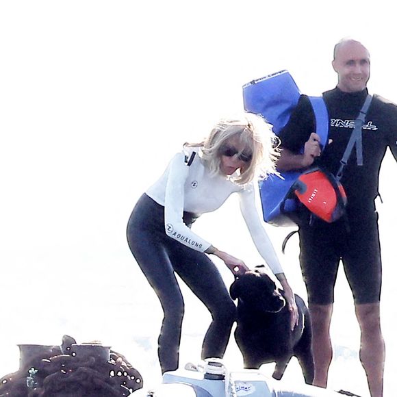 Semi-exclusif - Brigitte Macron profite en solo de son premier jour de vacances au Fort de Brégançon à Bormes-les-Mimosas le 30 juillet 2023. Le président Emmanuel Macron Macron et sa femme Brigitte sont arrivés au Fort de Brégançon samedi soir. Dimanche, Brigitte en sortie seule en combinaison de plongée avec son chien Némo et ses gardes du corps pour faire une ballade en bateau mais, la mer étant trop agitée, la première dame est rentrée plus vite que prévu avant de rejoindre son mari pour dîner.