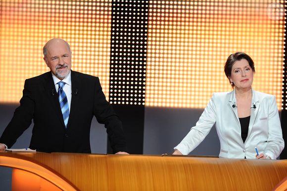 Lors de la première audience, en 2024, les animateurs réclamaient plus de 500 000 euros et la requalification en CDI de leurs multiples contrats courts. 

Archives - Bertrand Renard et Arielle Boulin-Prat dans l'émission "Des chiffres et des lettres" © Guillaume Gaffiot /Bestimage