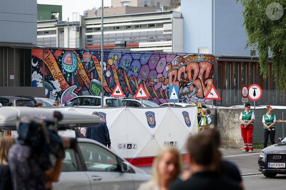 Des citoyens et des résidents déposent des fleurs et allument des bougies pour les victimes devant la clôture de l'école le 11 juin 2025 à Graz, en Autriche. Au moins dix personnes ont été tuées à la suite d'une attaque survenue plus tôt dans la journée, lorsqu'une personne armée est entrée dans l'école et a commencé à tirer. Photo : Matija Habljak/PIXSELL
