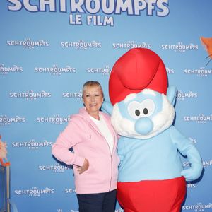 Celle qui prête sa voix à Enjouée, le grimoire du nouvel opus des Schtroumpfs dans les salles mercredi 16 juillet, s'est confiée à "Télé-Loisirs". 

Dorothée - Avant-première parisienne du film "Les Schtroumpfs" au cinéma le Grand Rex à Paris le 6 juillet 2025. 
© Coadic Guirec / Bestimage