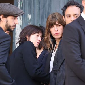 Ben Attal, Charlotte Gainsbourg, Lou Doillon, Roman de Kermadec (fils de Kate Barry) - Obsèques de Jane Birkin en l'église Saint-Roch à Paris. Le 24 juillet 2023 © Jacovides-KD Niko / Bestimage
