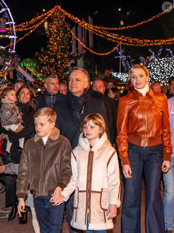 La princesse Charlene de Monaco avec ses enfants, le prince héréditaire Jacques et la princesse Gabriella, a Inauguré le traditionnel Marché de Noël de Monaco, le 6 décembre 2024. Ils étaient accompagné par le nouveau ministre d'Etat de la Principauté, M. Didier Guillaume, de M. Geoges Marsan, le maire de Monaco et certains de ses adjoints. Le Marché est ouvert jusqu'au 5 janvier 2025. 24 chalets décorés proposent des produits artisanaux, idées cadeaux ou décorations de Noël aux visiteurs, et aussi 21 stands gourmands avec des spécialités à déguster dans la zone restauration. © JC VINAJ / Pool Monaco / Bestimage