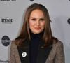 Enceinte de son troisième enfant à 45 ans, Natalie Portman vit cette grossesse à Paris auprès de son compagnon, le musicien Tepr.

Natalie Portman lors de l'avant-première de The Gallerist au Festival du film de Sundance 2026, au Eccles Center Theater de Park City (Utah).

© Photo Press Service / BESTIMAGE