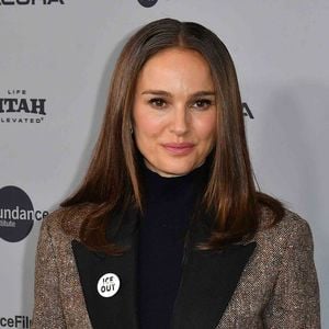 Enceinte de son troisième enfant à 45 ans, Natalie Portman vit cette grossesse à Paris auprès de son compagnon, le musicien Tepr.

Natalie Portman lors de l'avant-première de The Gallerist au Festival du film de Sundance 2026, au Eccles Center Theater de Park City (Utah).

© Photo Press Service / BESTIMAGE