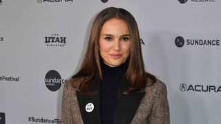 Enceinte de son troisième enfant, Natalie Portman explique la plus grande différence entre une grossesse en France et aux États-Unis