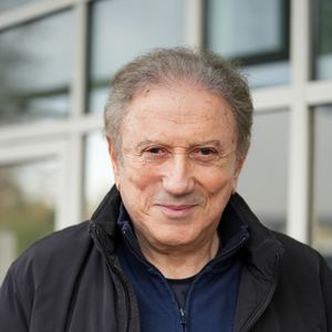 Exclusif - Michel Drucker - Arrivée à l'enregistrement de "Vivement Dimanche" aux Studios Rive Gauche le 5 novembre 2025. © Anne-Sophie Guebey / Bestimage